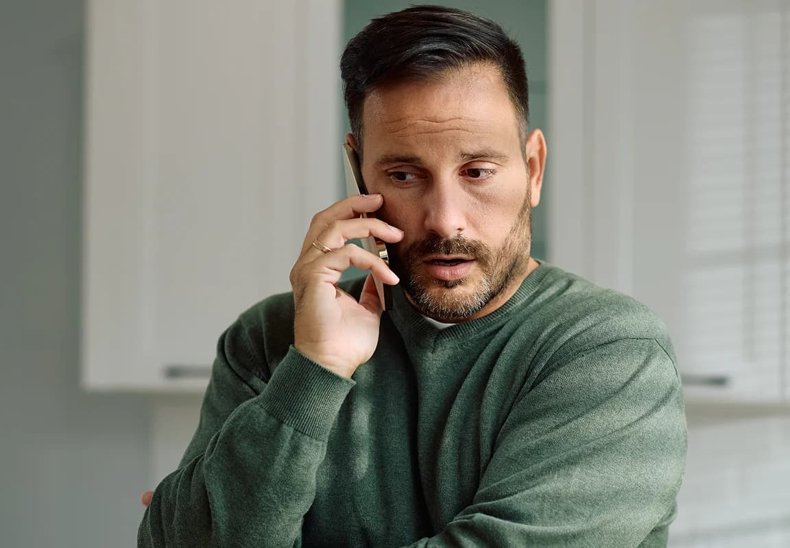 Mann bei einer Telefonberatung mit einem Wahrsager