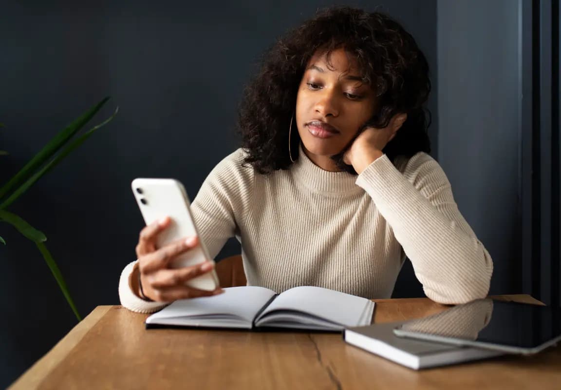 Frau denkt über ihre berufliche Zukunft nach und nutzt Online-Wahrsagung zur Orientierung.