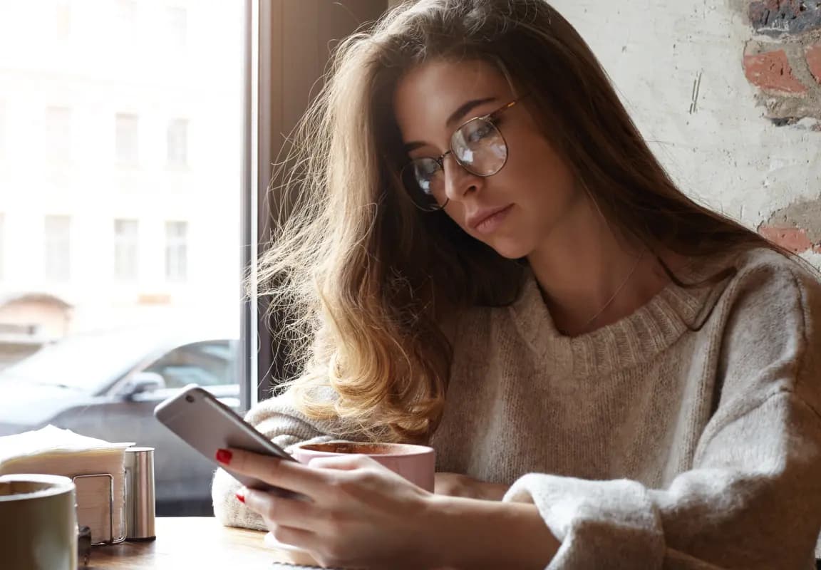 Frau mit alltäglichen Zweifeln, die Online-Wahrsagung für Orientierung und Beratung nutzt.