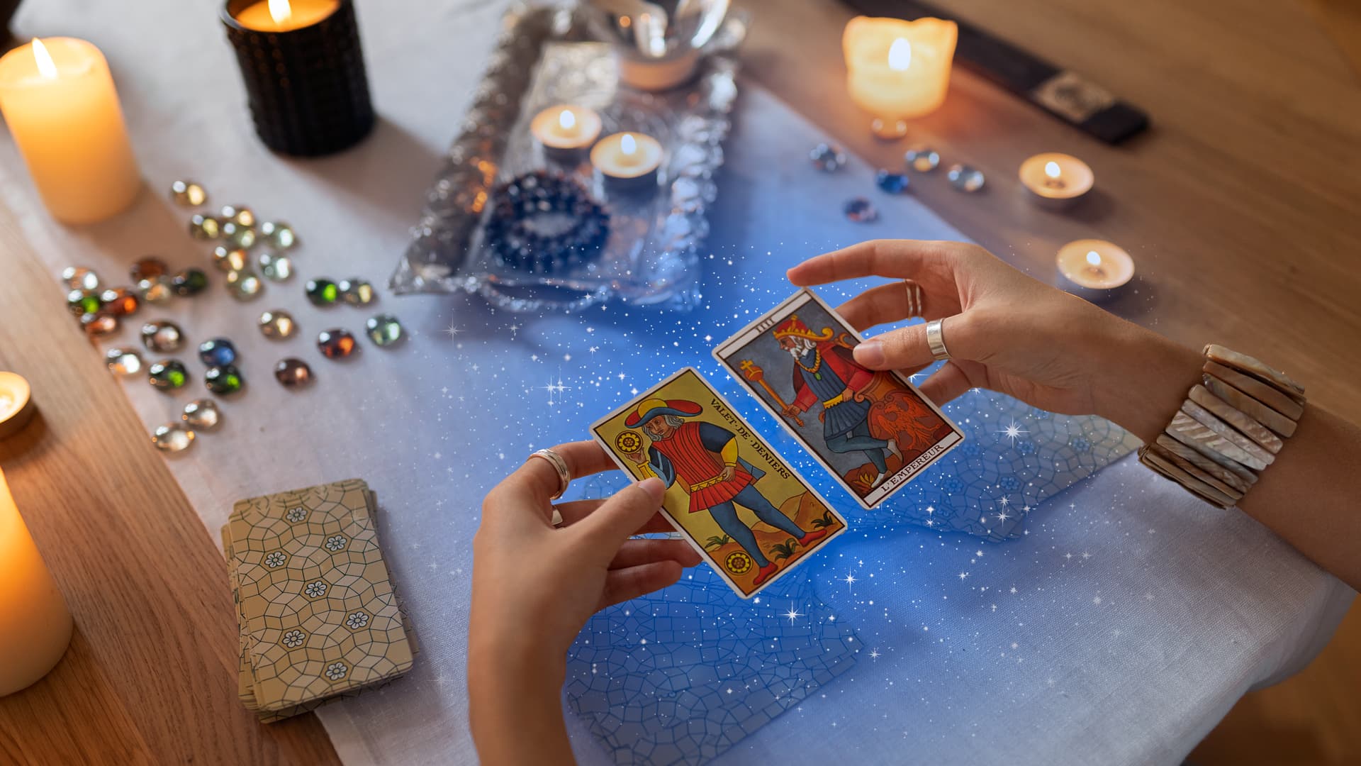 Tarotkarten-Lesung mit Kerzenlicht und Kristallen in mystischer Stimmung – Willkommensangebot Manticus