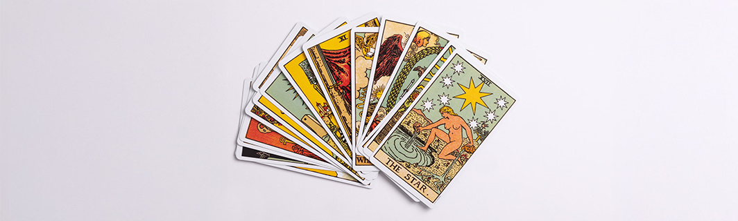 Fächer aus Tarotkarten mit symbolischen Motiven, Sinnbild für Deutung, Kartenlegen und Vorhersage in der Wahrsagung