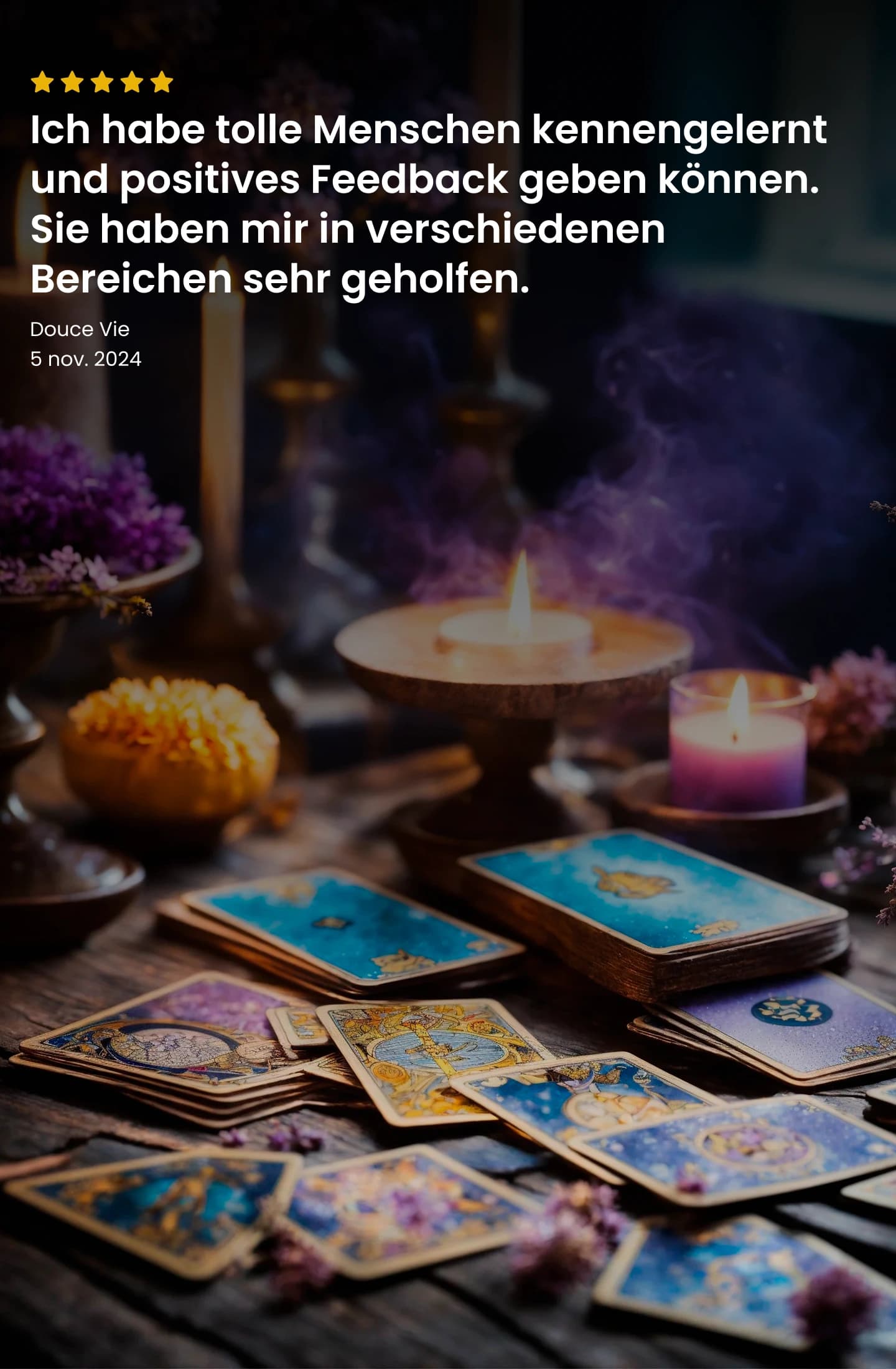 Kundenrezension mit Tarotkarten und Kerzen in einer mystischen, beruhigenden Atmosphäre
