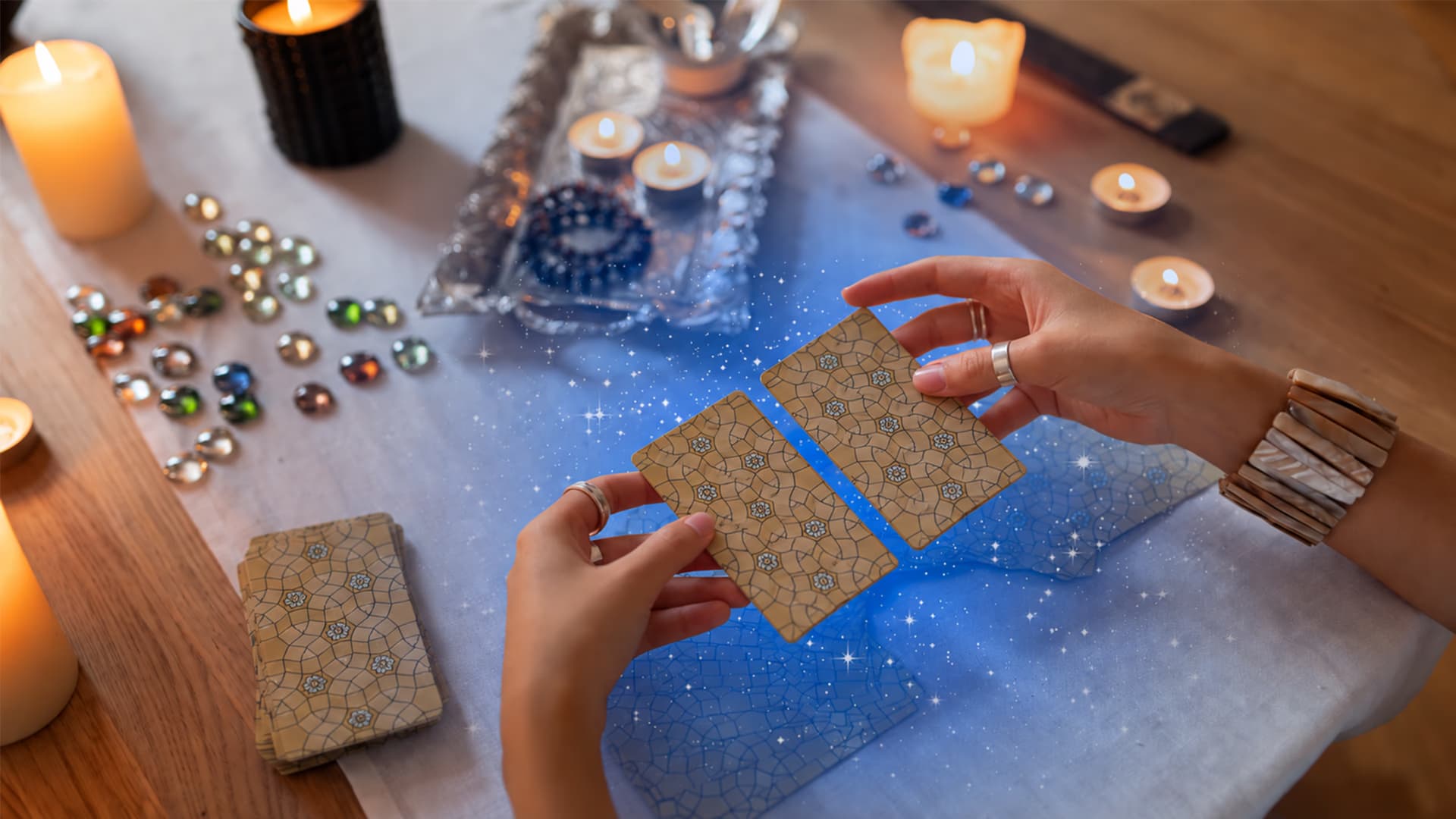 Tarotkarten-Lesung mit Kerzenlicht und Kristallen in mystischer Stimmung – Willkommensangebot Manticus