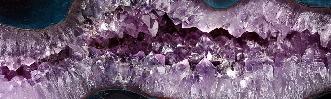 Amethystkristalle in violetten Tönen, Symbol für spirituelle Energie, Reinigung und inneres Gleichgewicht in der Lithotherapie
