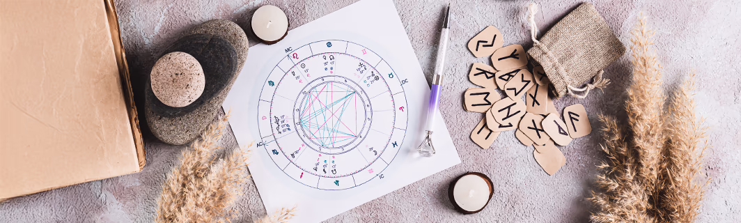 Geburtshoroskop mit Runen und Kerzen, Darstellung von Wahrsagung, Deutung und individueller spiritueller Beratung