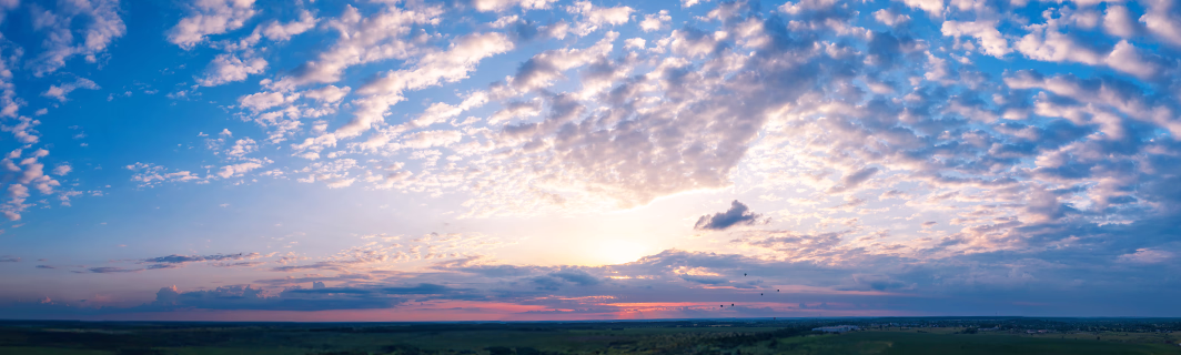 Heller Himmel am Horizont mit aufgelockerten Wolken, Sinnbild für Hoffnung, mentale Klarheit und positive spirituelle Führung