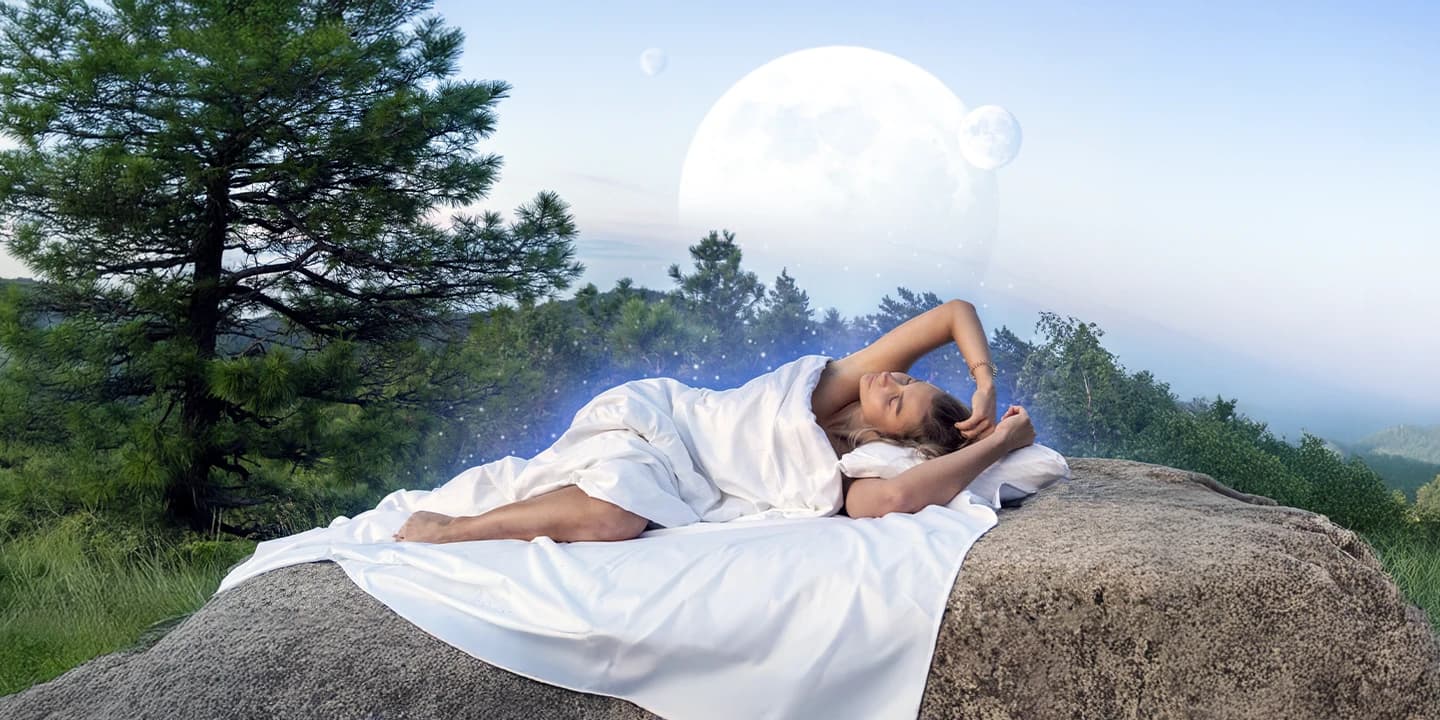 Frau schläft unter dem Vollmond inmitten der Natur, Illustration über vorausschauende Träume und ihre Deutung für Manticus.