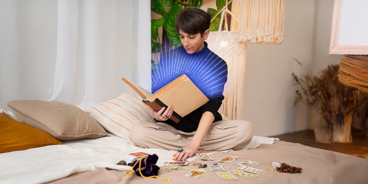 Illustration einer Kartenlegerin, die ein altes Buch liest, umgeben von Tarotkarten – Symbol für den mystischen und historischen Ursprung der Kartomantie.