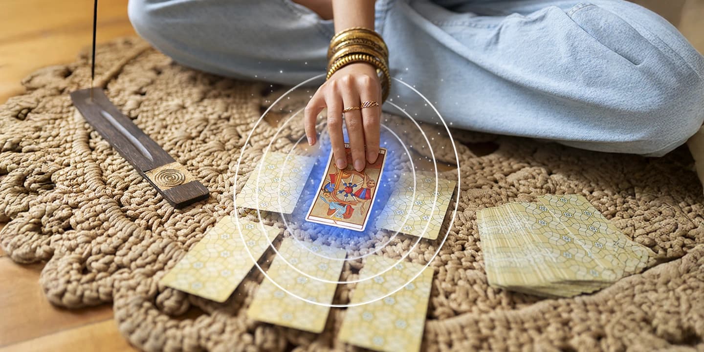 Hand, die eine Tarotkarte auf einem Teppich mit angezündetem Weihrauch zieht, Illustration der dominanten Karte und ihrer Schlüsselrolle bei der Deutung einer Legung.