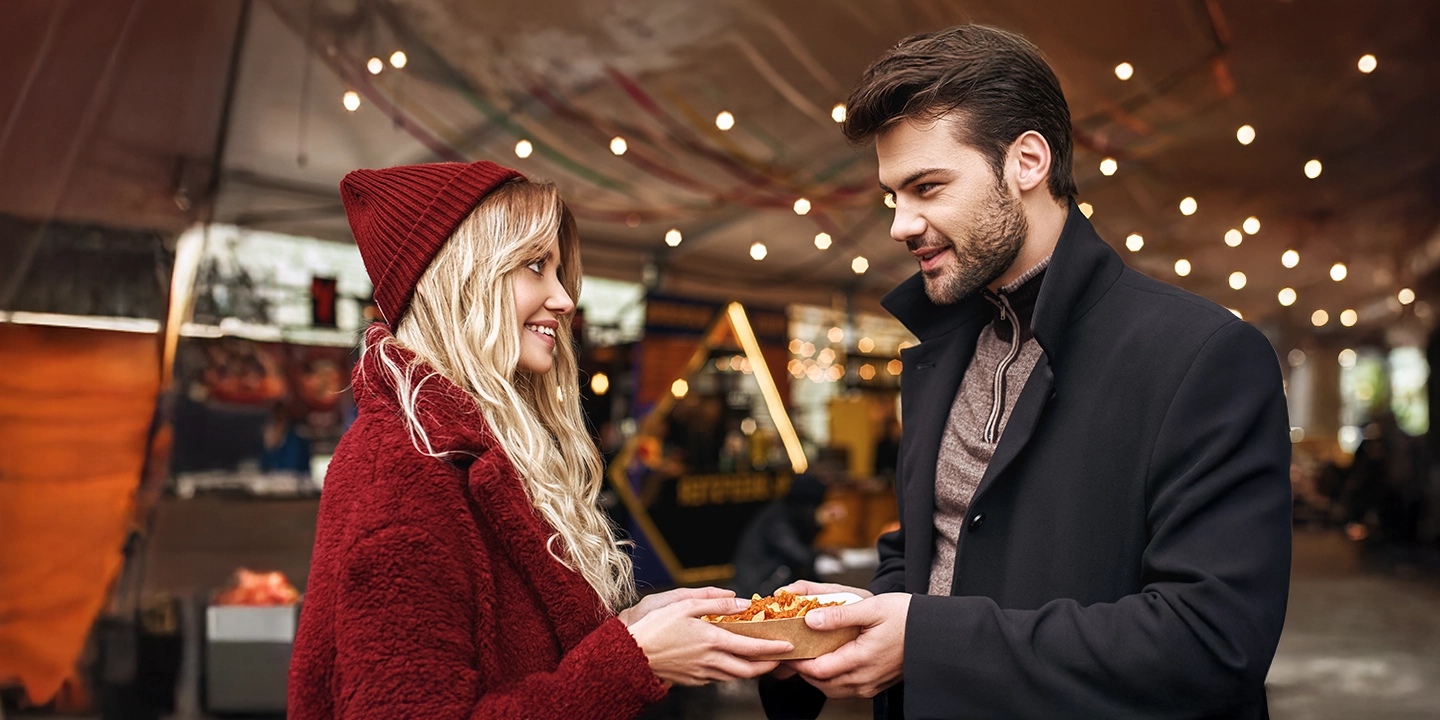 Paar bei einem romantischen Date, symbolisiert astrologisch inspirierte Treffen passend zu den Sternzeichen und der persönlichen Liebesenergie.