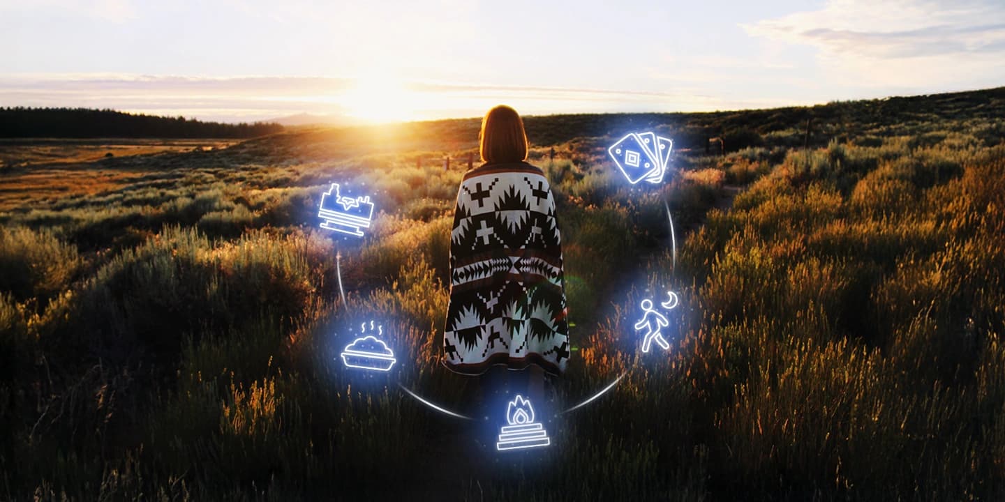 Eine Frau, eingehüllt in einen Schal, beobachtet den Sonnenuntergang, umgeben von leuchtenden Symbolen, die spirituelle Halloween-Rituale darstellen, um den Übergang und die innere Erneuerung zu feiern.