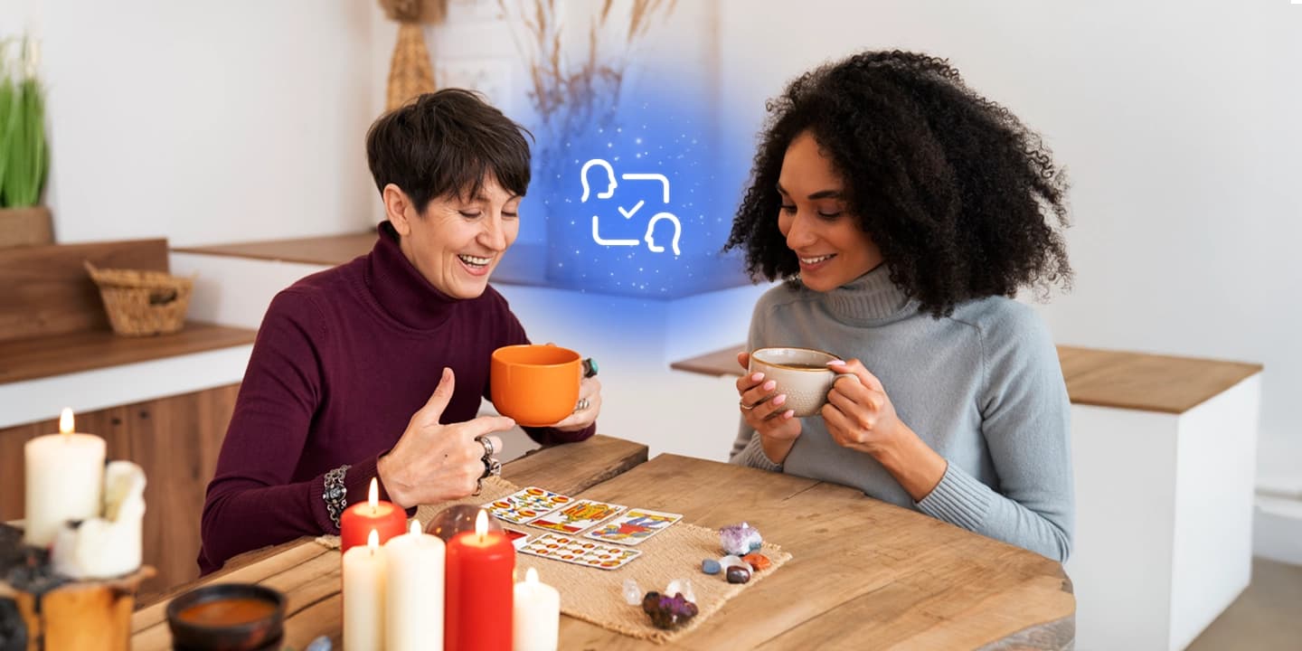 Zwei Frauen im vertrauensvollen Gespräch bei einer Kartenlegung – Titelbild zum Manticus-Artikel „5 Tipps zur Wahl eines guten Wahrsagers oder Mediums“