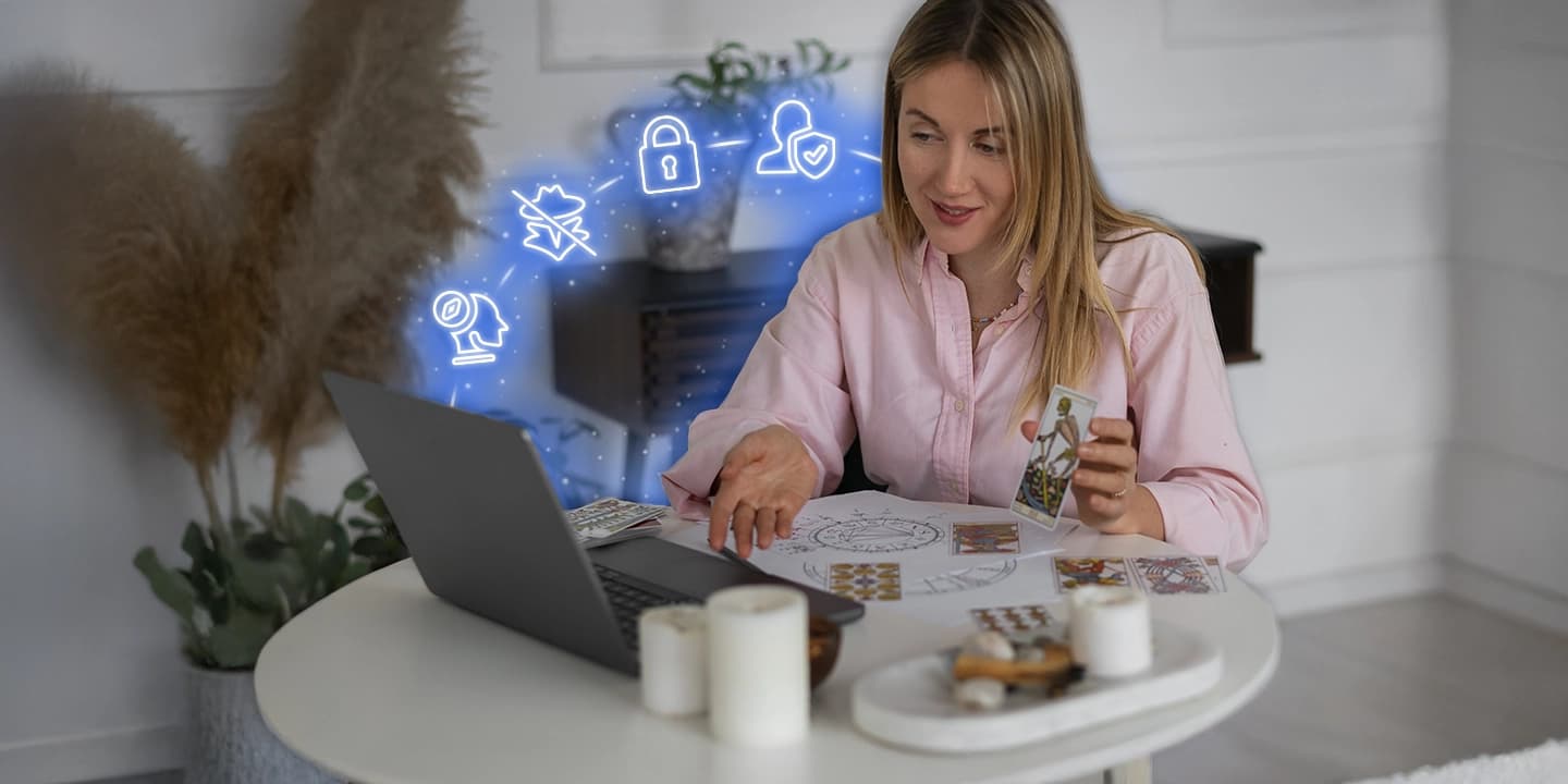 Online-Wahrsagerei: Frau beim Kartenlegen vor einem Computer, umgeben von Sicherheits- und Datenschutzsymbolen - Manticus-Illustration zu den Vorteilen und Vorsichtsmassnahmen beim Wahrsagen auf Distanz