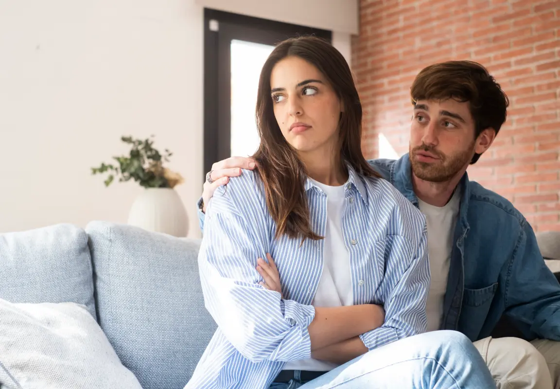 Paar mit emotionaler Distanz, Symbol für Liebeswahrsagung und Beratung bei Beziehungsproblemen
